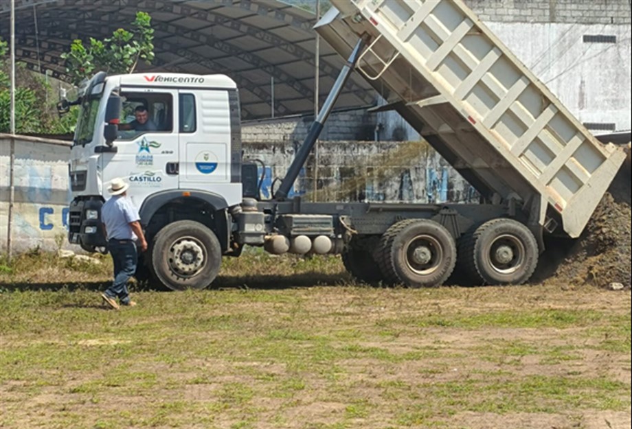 MAQUINARIA PARA REALIZAR EL DRAGADO DEL RIO EN NUESTRO SITIO SAN VICENTE